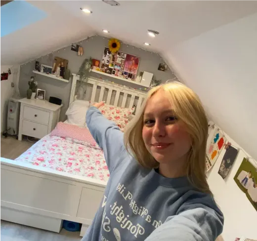 Ann-Kathrin macht ein Selfie in ihrem Dachzimmer in England