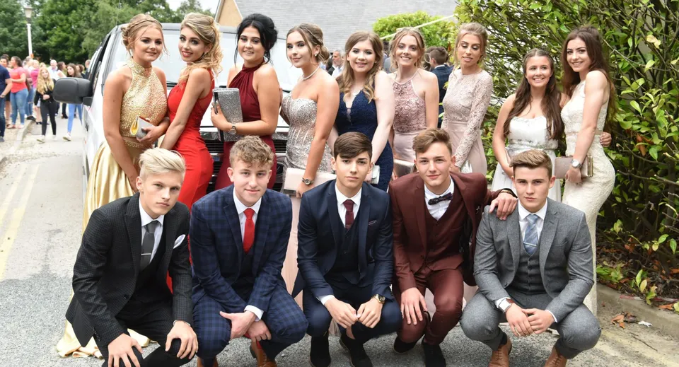 Un gruppo di studentesse e studenti della Bootham School posa insieme in un giardino.
