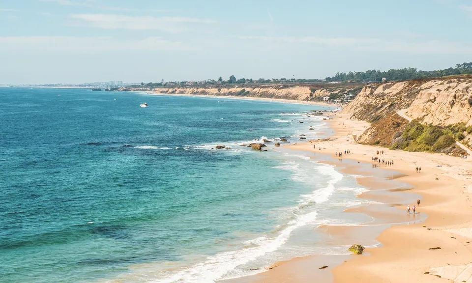 La spiaggia sabbiosa e le scogliere lungo l'oceano a Huntington Beach, vicino alla Ocean View High School.
