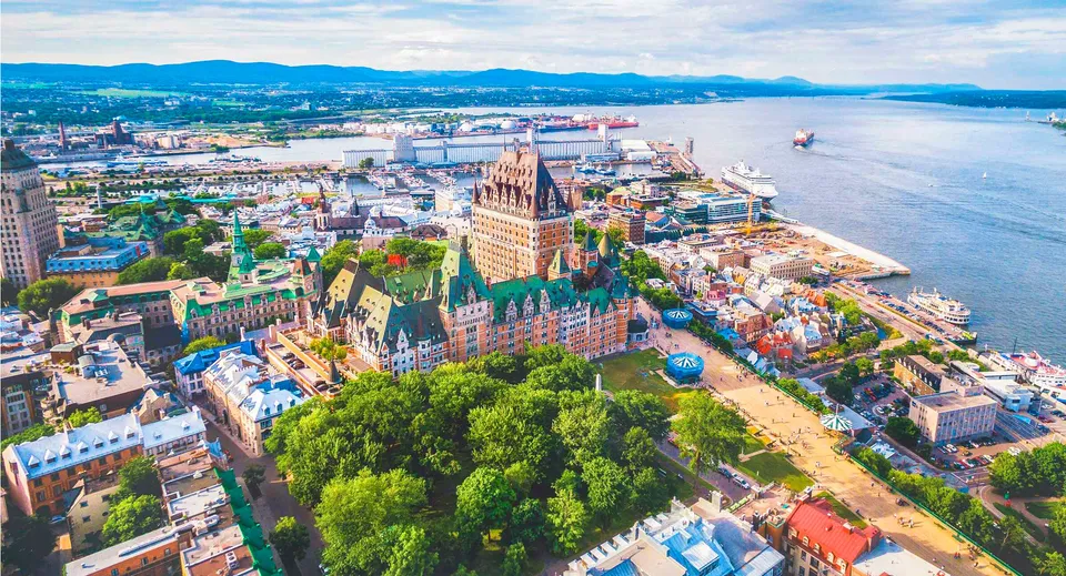 Una vista aerea della città di Quebec con il Château Frontenac e il fiume San Lorenzo.