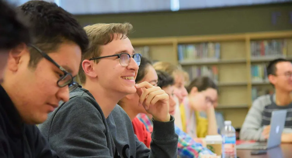 Un gruppo di studenti e studentesse studia insieme nella biblioteca della Thornhill Secondary School.