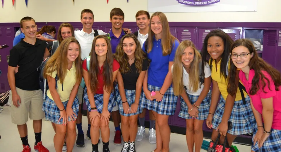 Un gruppo di studenti e studentesse sta insieme sul campus della Rockford Lutheran School.