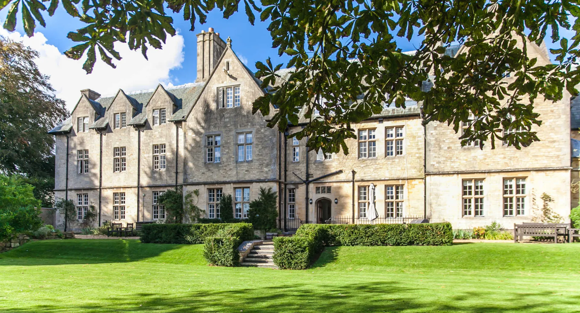 La dimora storica all'interno del campus della Uppingham School è circondata da giardini ben curati e da un prato verde.