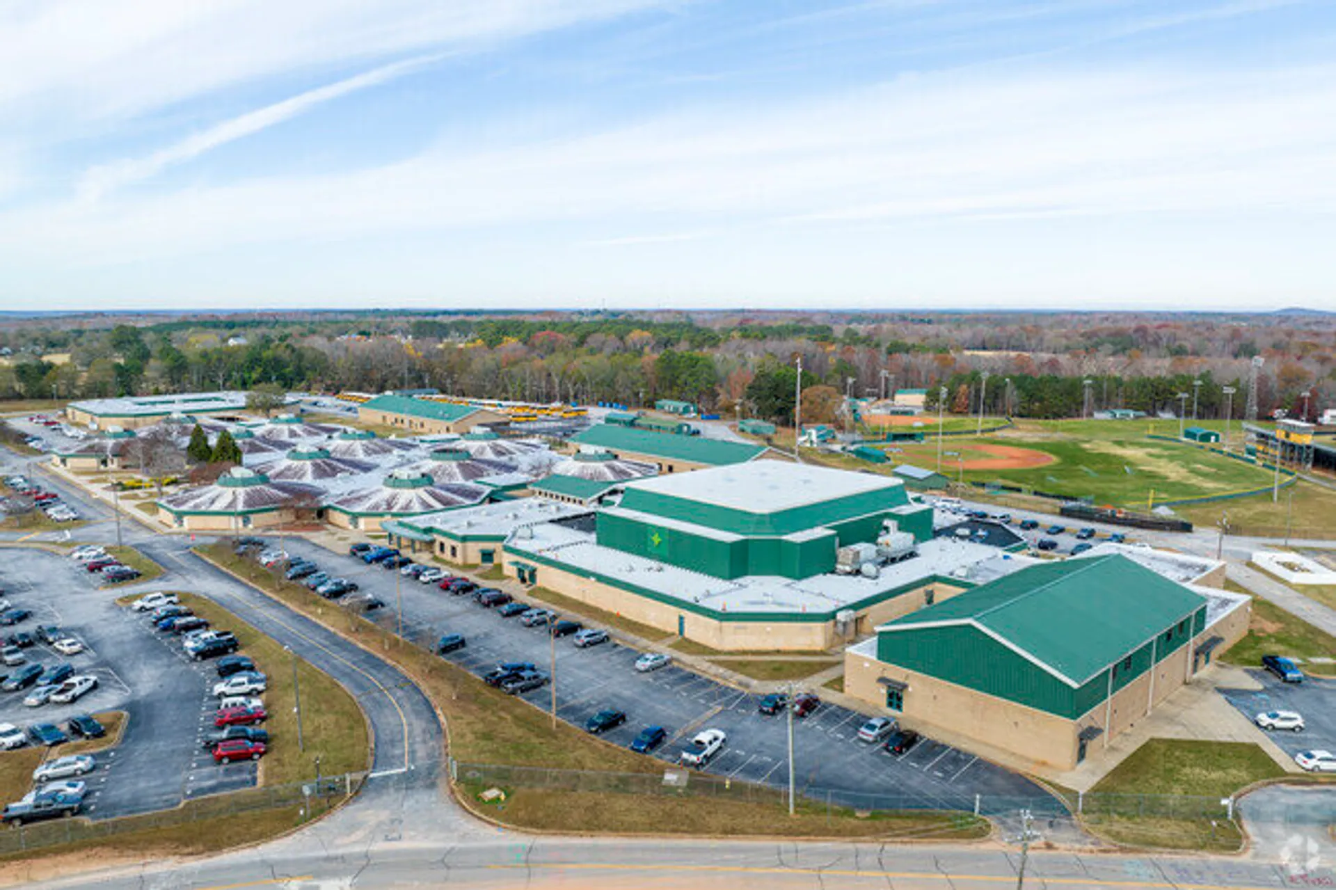 Vista aerea del grande complesso sportivo nel campus della Laurens Academy con campi da baseball e piscine.