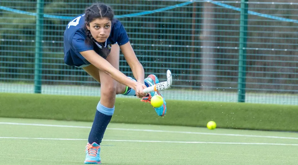 Una persona gioca a tennis sul campo da tennis della St. Mary’s School Ascot.