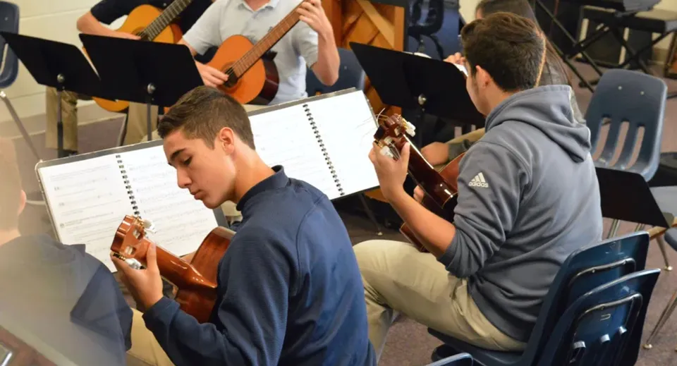 Studenti della Seycove Secondary School durante una prova musicale con strumenti in una stanza.