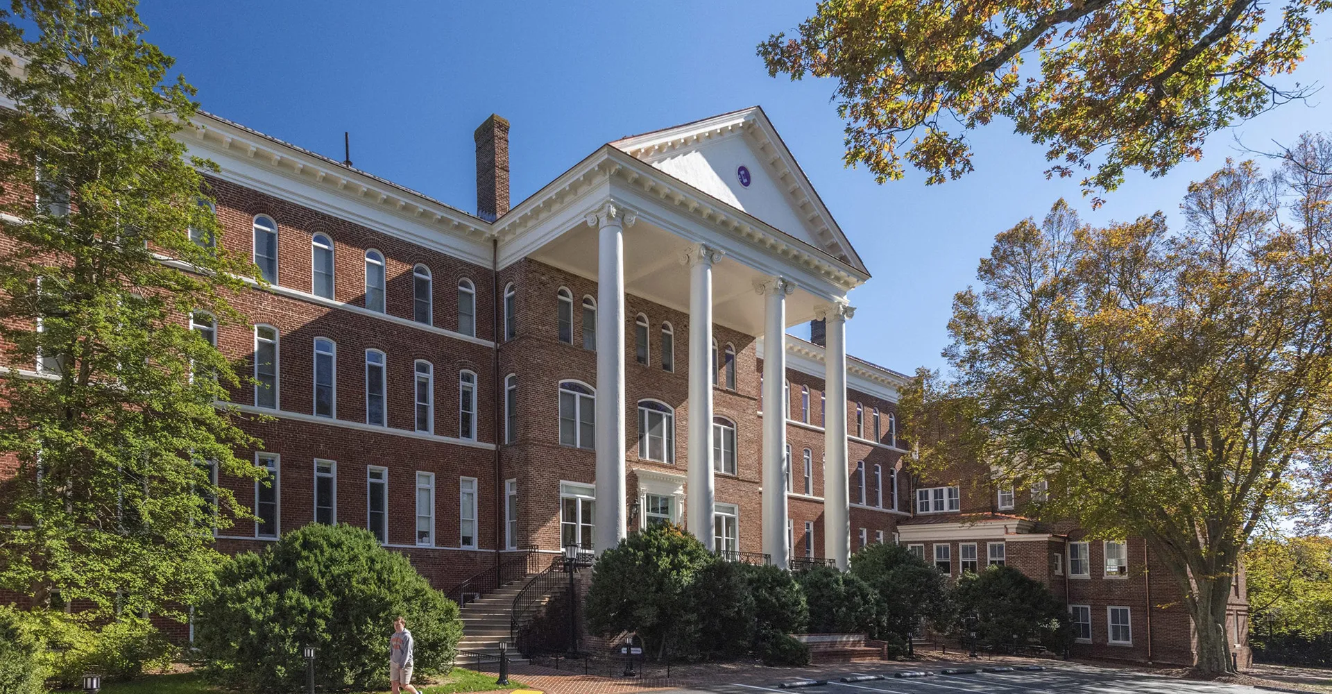 L'edificio in mattoni con colonne bianche della Woodberry Forest School è circondato da un rigoglioso verde.