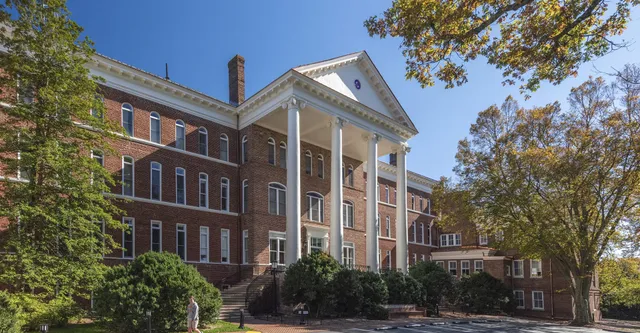 L'edificio in mattoni con colonne bianche della Woodberry Forest School è circondato da un rigoglioso verde.