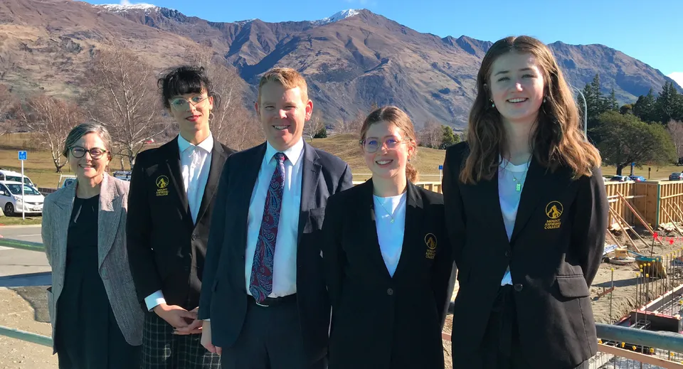 Cinque studenti si trovano davanti a un paesaggio montano nella proprietà del Mount Aspiring College.