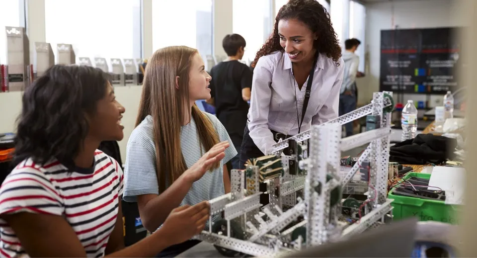 Studenti della Mitchell District High School analizzano insieme un progetto di robotica sotto guida durante la lezione.