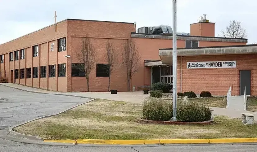 L'edificio in mattoni rossi della Hayden Catholic High School con la scritta di benvenuto all'ingresso.