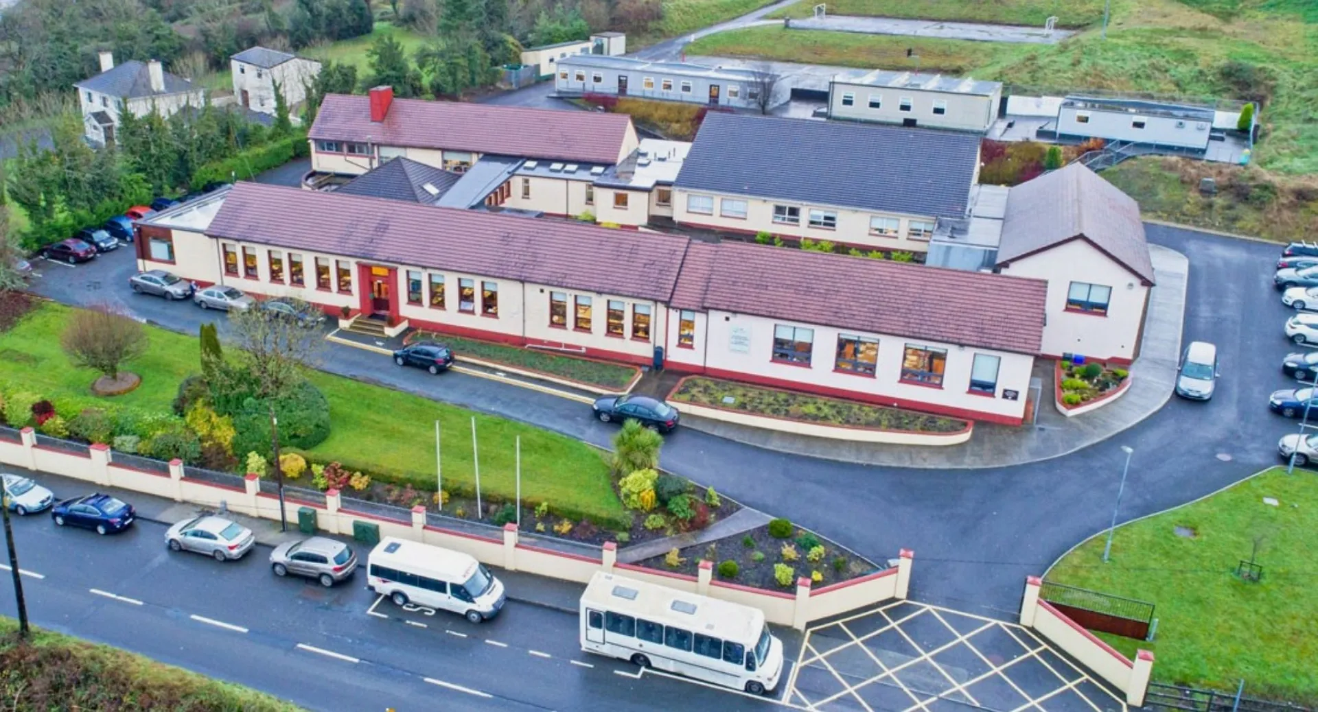 Vista sulla cittadina con edifici residenziali e commerciali vicino alla Carrigallen Vocational School.