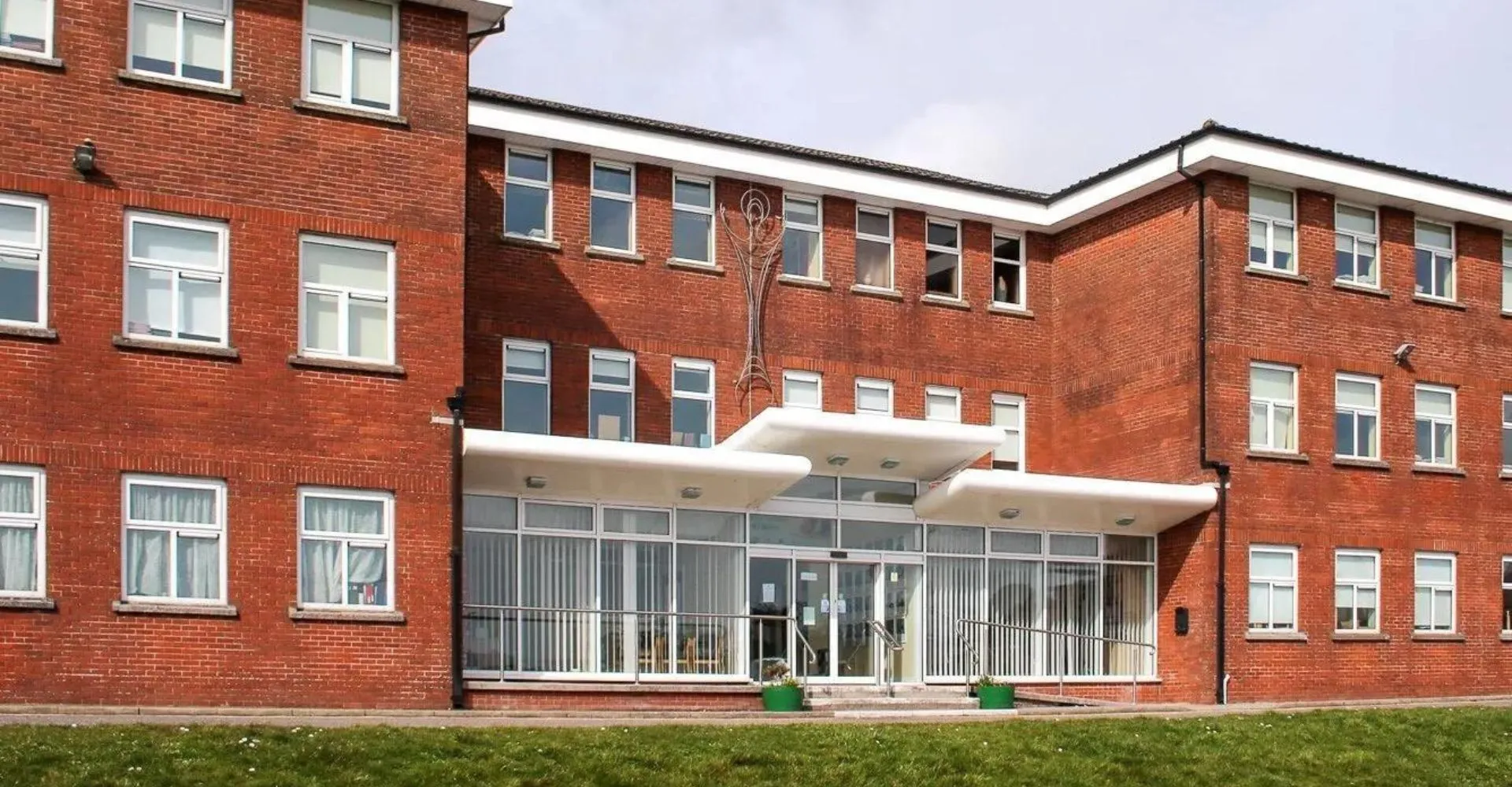 L'edificio in mattoni a più piani con ingresso vetrato nell'area del Colaiste Muire (Cobh).