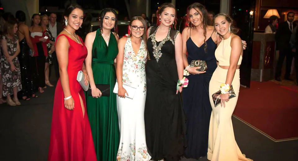 Un gruppo di donne vestite elegantemente a un evento della Cleveland District State High School.