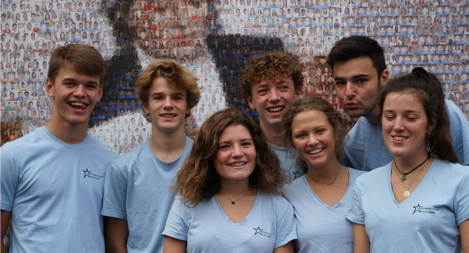 Un gruppo di studenti della Saint-Genès La Salle davanti a un murale colorato.