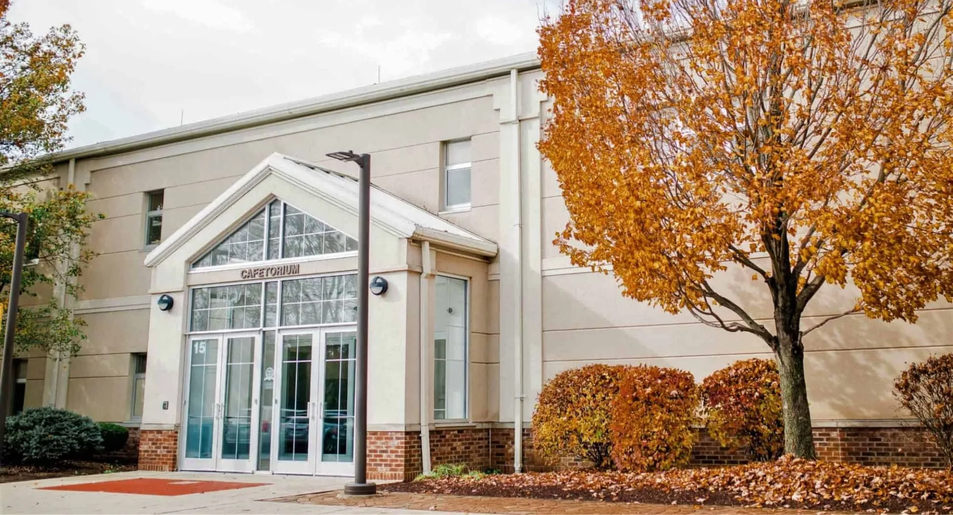L'edificio moderno della Middletown Christian School è circondato da foglie autunnali.