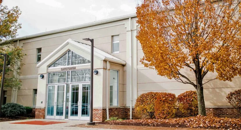 L'edificio moderno della Middletown Christian School è circondato da foglie autunnali.