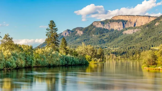 El tranquilo lago en medio de bosques y montañas en el terreno de la A.L. Fortune Secondary School.