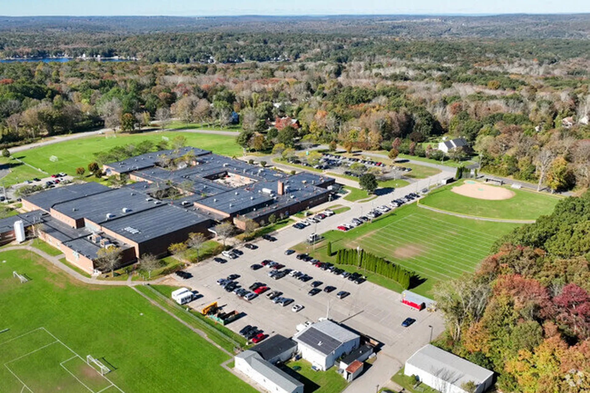 Vista aerea del campus della Coventry High School con l'edificio scolastico, i campi sportivi e i parcheggi.