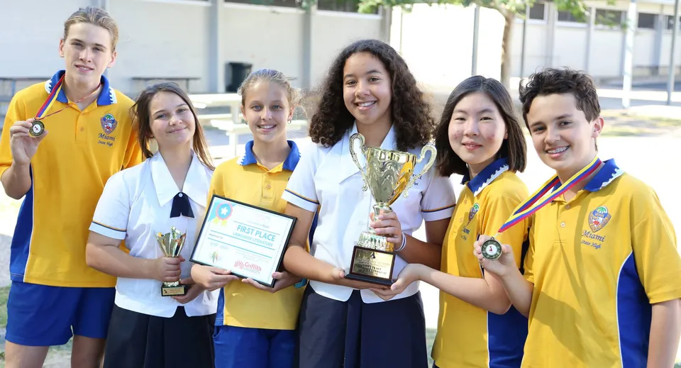 Gli studenti della Miami State High School festeggiano i loro successi nell'ambiente scolastico con trofei e attestati.