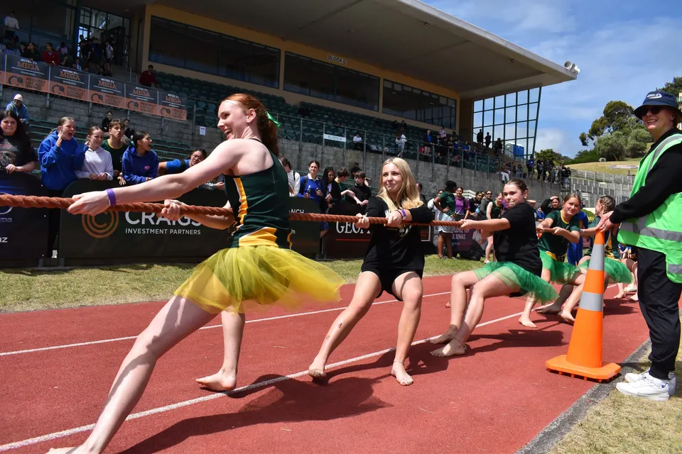 Studentesse del Whanganui Girls’ College partecipano a una competizione sportiva.