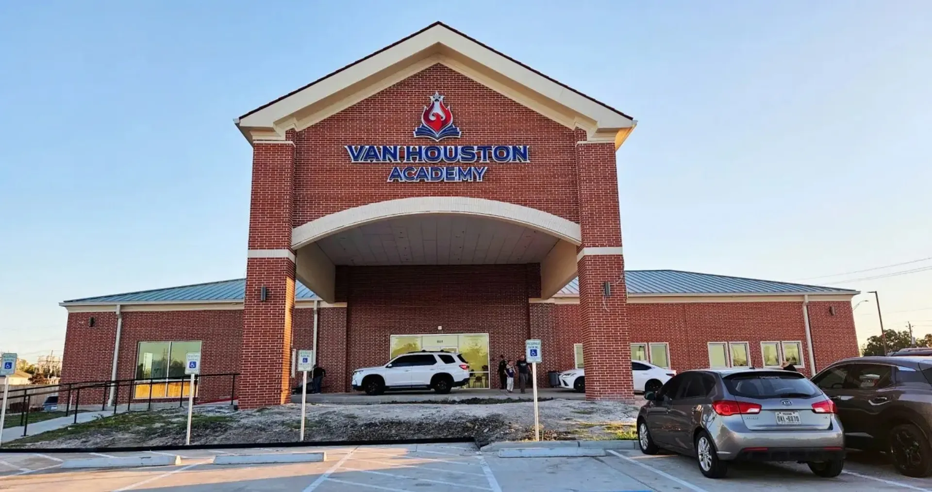 L'edificio in mattoni della Van Houston Academy con il nome della scuola sopra l'ingresso.