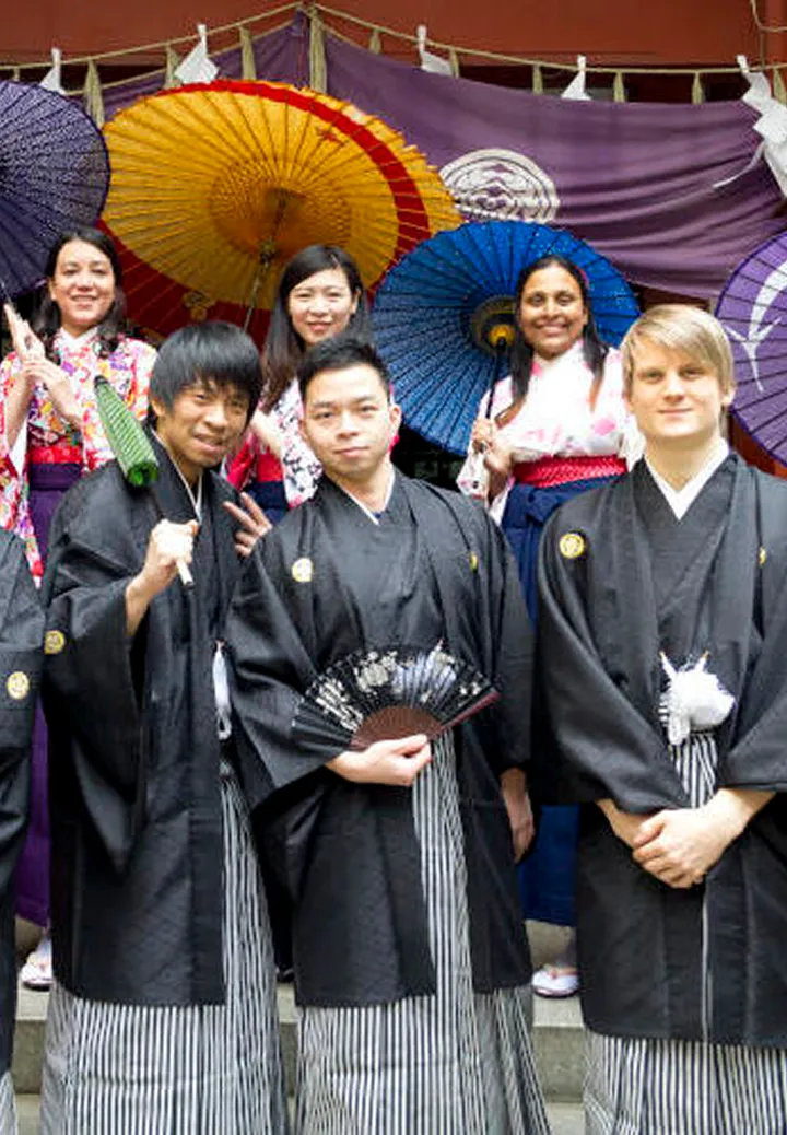 Japanische Schülerinnen in Schuluniform auf einer Wiese