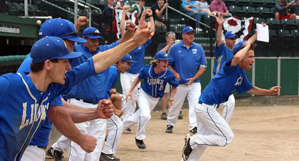 Studenti della St. John Paul II Catholic High School festeggiano insieme sul campo da baseball.