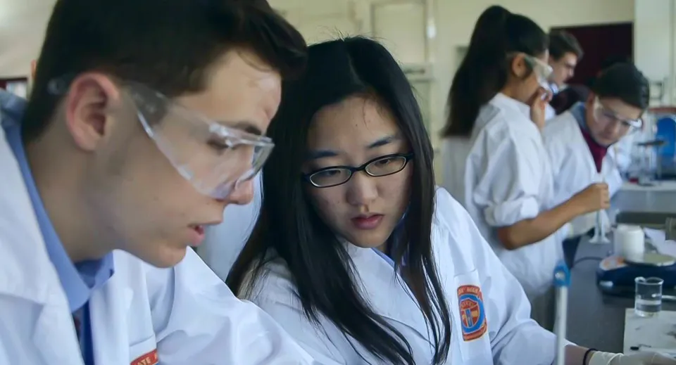 Due studenti della Mitchelton State High School lavorano concentrati su un compito in classe.