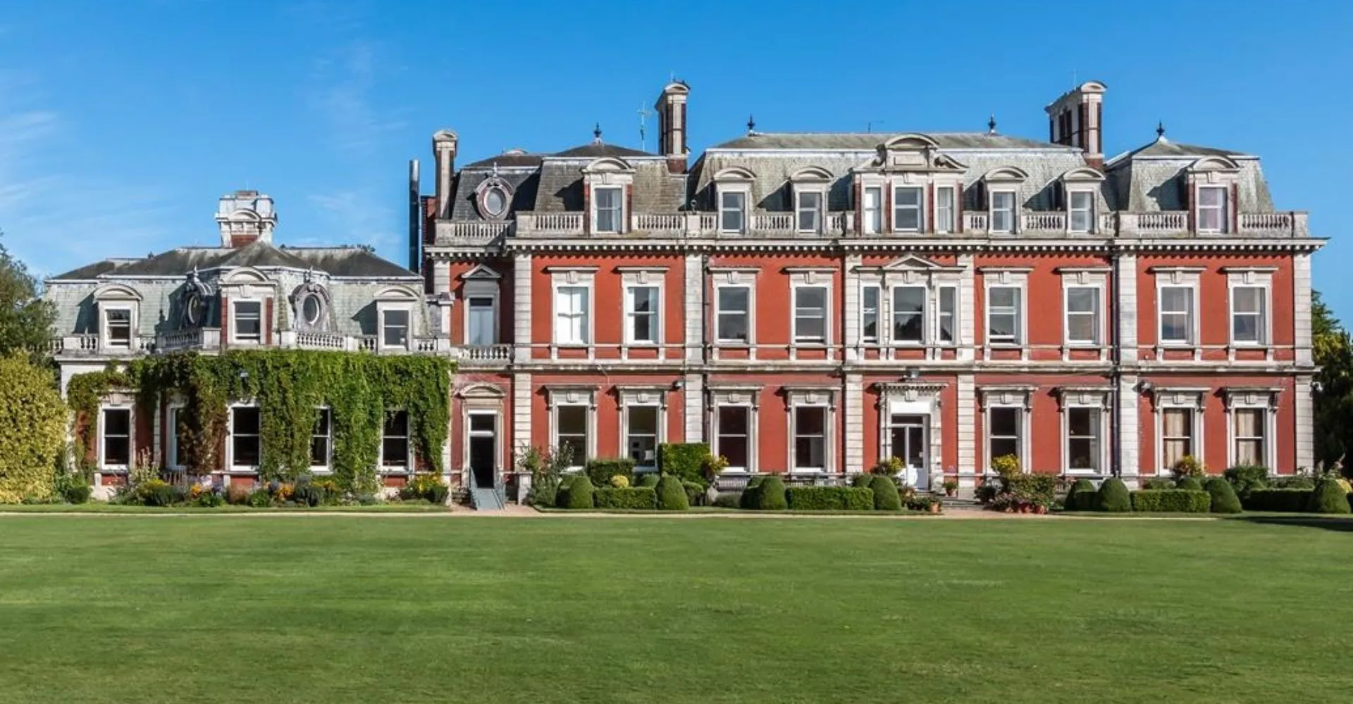 La storica dimora padronale nel terreno della Tring Park School for the Performing Arts è circondata da un prato ben curato.