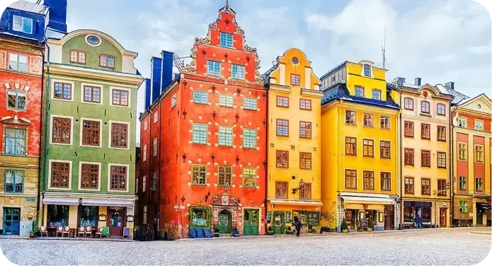 Vorschaubild zum Film über Schweden: bunte Giebelhäuser am Stortorget in Stockholm