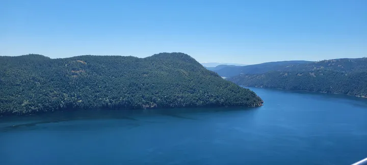 Bewaldete Küste von Vancouver Island mit tiefblauem Meer