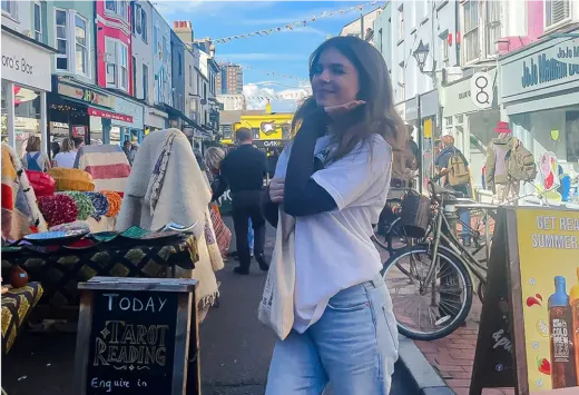 Anna bummelt über einen bunten Straßenmarkt in England