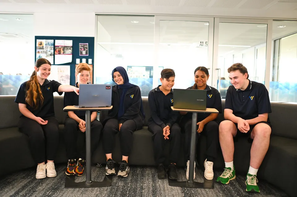 Un gruppo di studenti della Valley View Secondary lavora insieme sui laptop in un'aula.