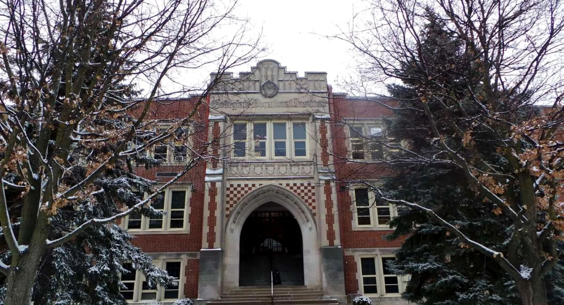 L'edificio principale storico del Guelph Collegiate Vocational Institute si trova in un bosco innevato.