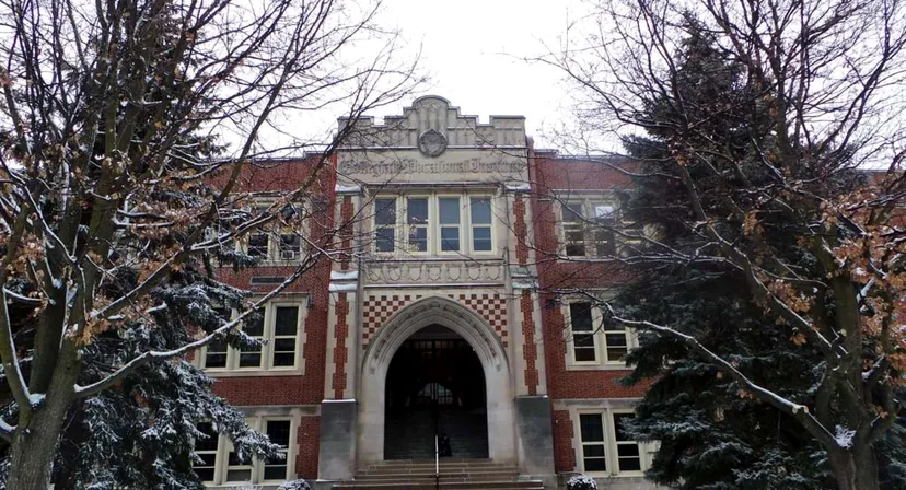 L'edificio principale storico del Guelph Collegiate Vocational Institute si trova in un bosco innevato.