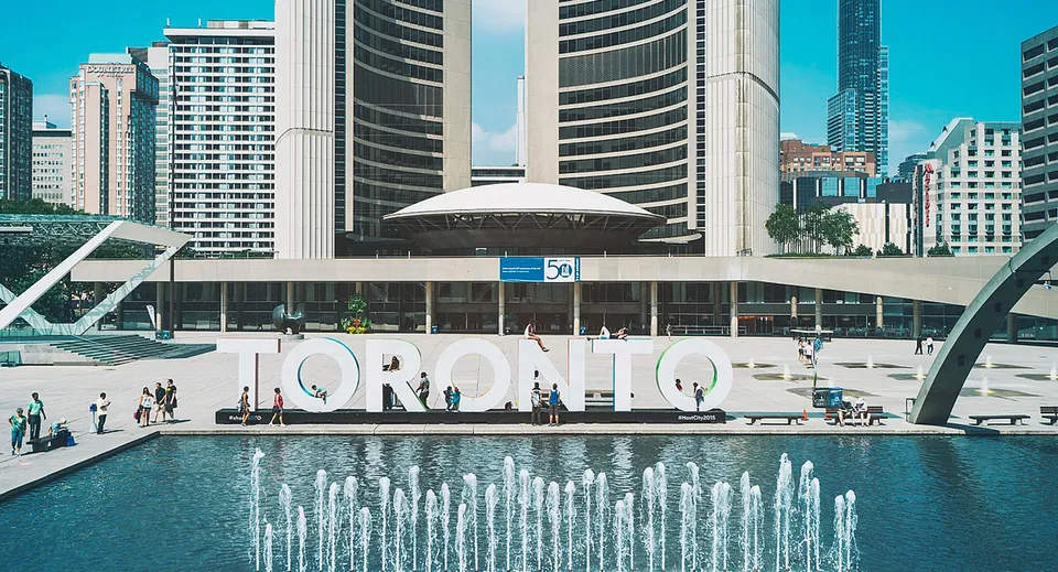 Moderno skyline cittadino con grattacieli e una grande fontana in primo piano vicino al Birchmount Park Collegiate Institute.