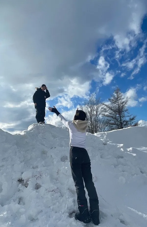 Schülerin beim Ski fahren