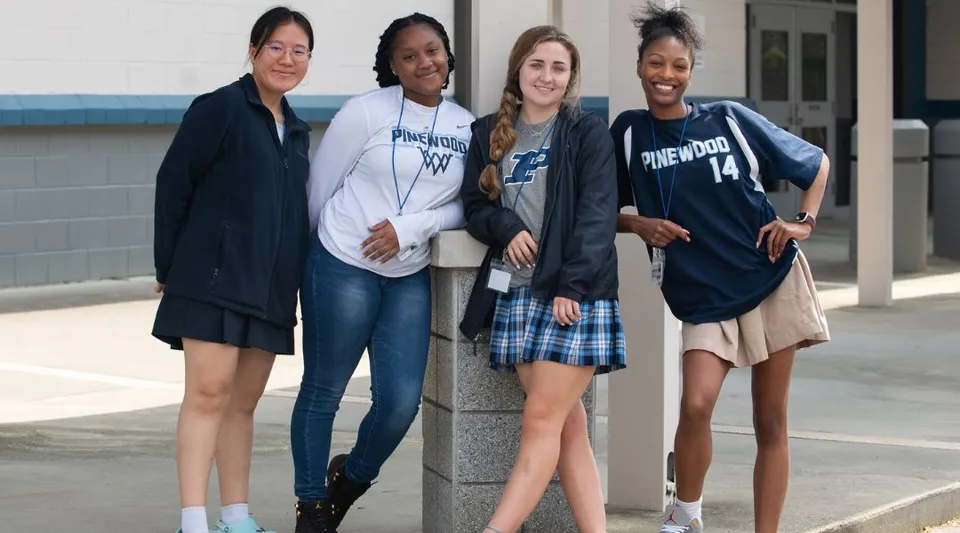 Quattro studentesse della Pinewood Preparatory School sono insieme all'aperto.