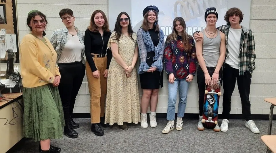 Un gruppo di studentesse è insieme nel corridoio della Lowell High School.