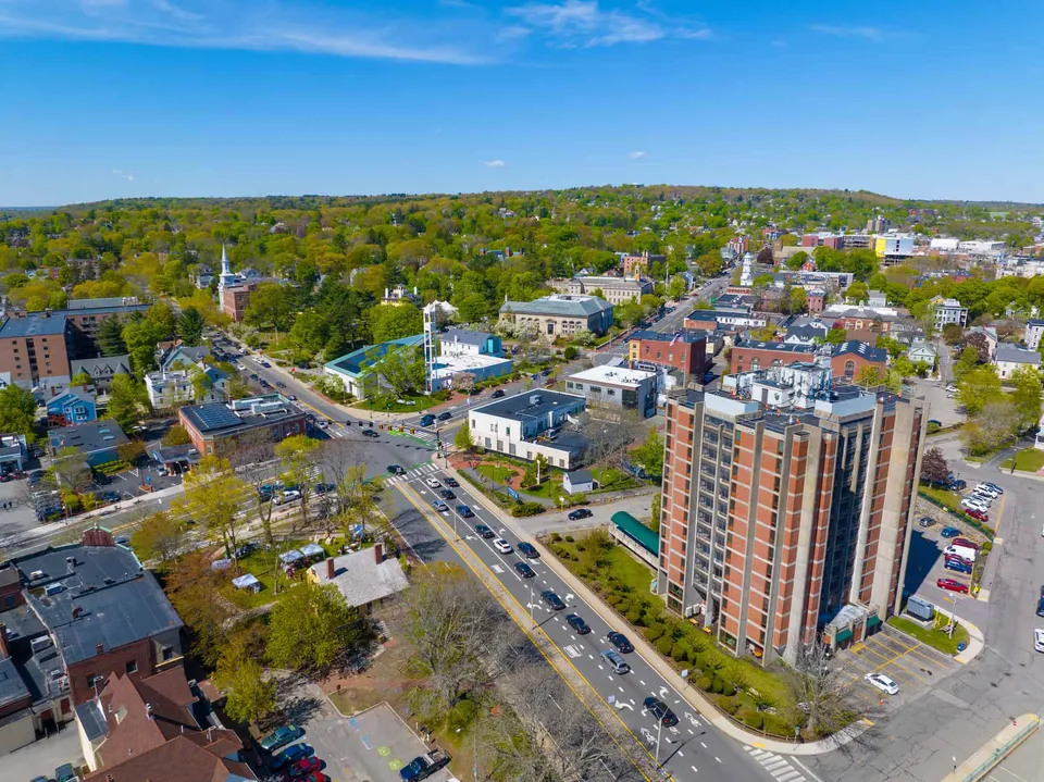 Una vista aerea dei dintorni della Arlington High School con strade, edifici e alberi verdi.
