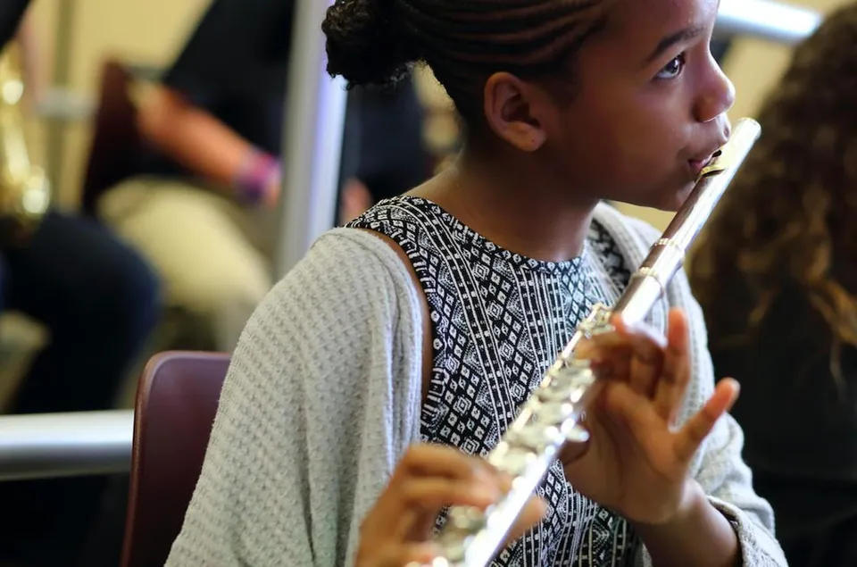 Una studentessa della Saddle River Day School suona il flauto traverso durante una lezione di musica.