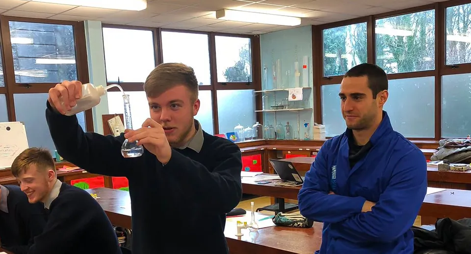Due uomini si trovano in un ufficio o in un'aula del campus del Coláiste Mhuire Mullingar.