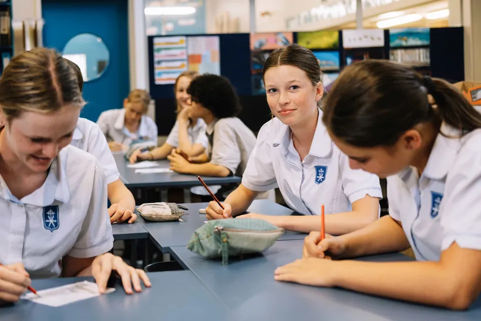Studenti della Havelock North High School seduti ai banchi in aula mentre lavorano a diversi compiti.