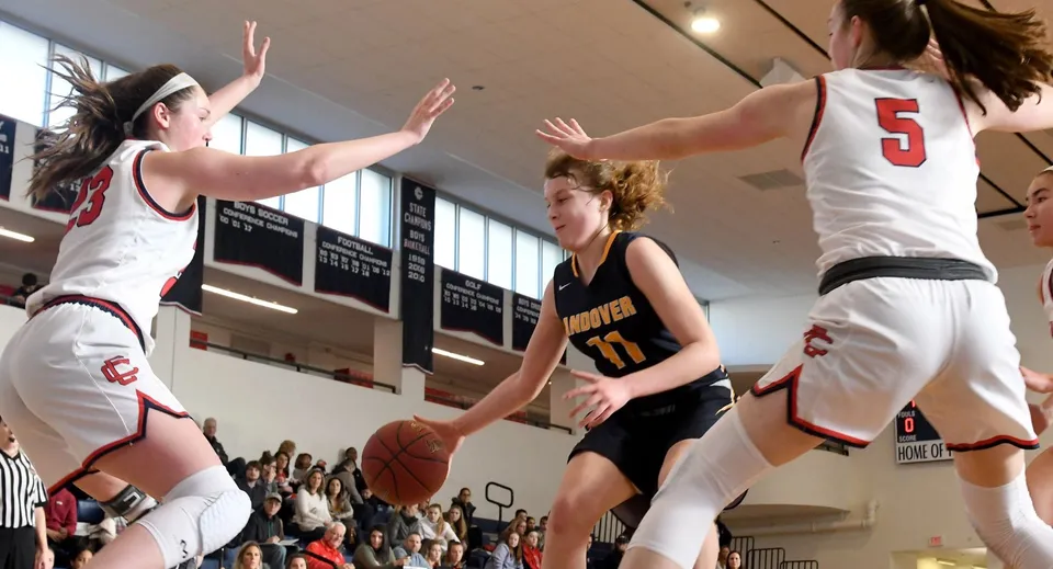 Gli studenti del Centennial Collegiate Vocational Institute giocano una partita di basket sul campo davanti al pubblico.