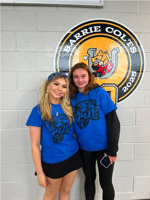 Zwei Mädchen vor dem Wandbild der Eishockeymannschaft Barrie Colts in Kanada