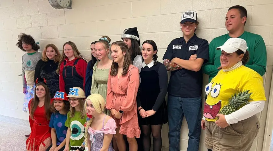 Studenti della North Dundas District High School si radunano in costumi variopinti in un'aula.