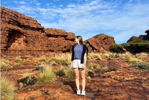 Alicia erkundet eine rote Felslandschaft im australischen Outback