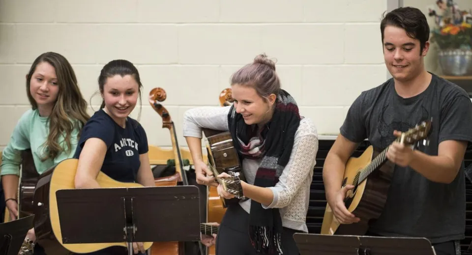 Un gruppo di studenti suona strumenti musicali insieme nella sala prove del St Mary’s District & Vocational Collegiate Institute.