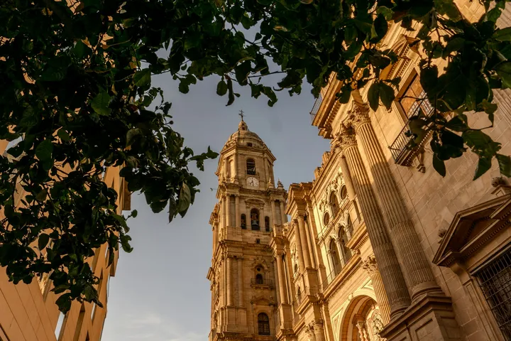 Gasse in der Altstadt von Málaga mit dem Turm der Kathedrale im Hintergrund
